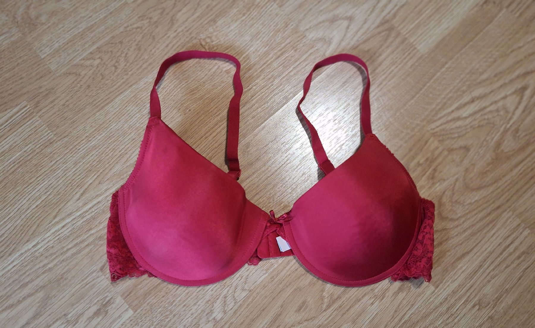 Altra biancheria intima: Roter BH mit Spitze Gr. 85C – Usato da Lützelflüh-Goldb venduto da bli_f2v9