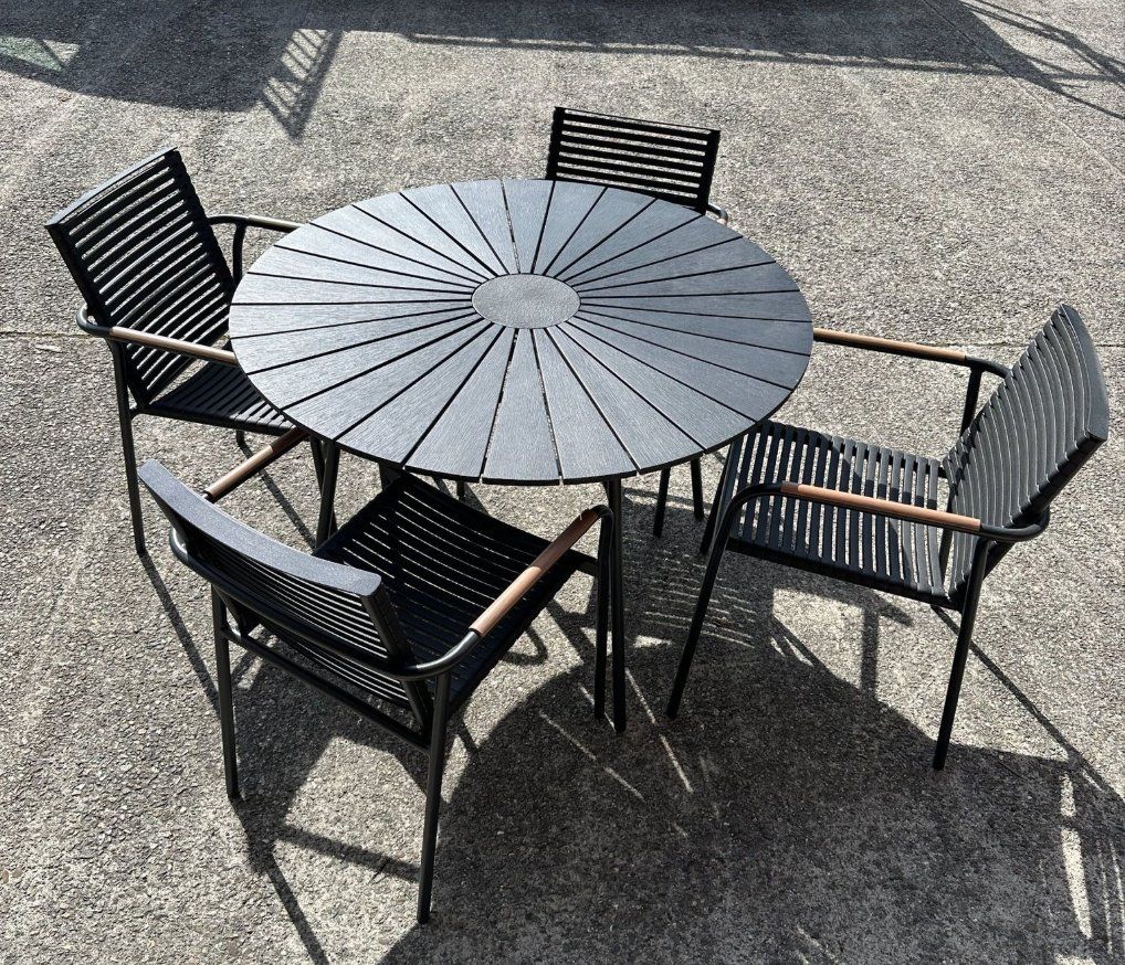 Set di tavolo e panche: Gartentisch mit 4 Stühlen – Usato da Langnau i.E. venduto da Ke.Bex