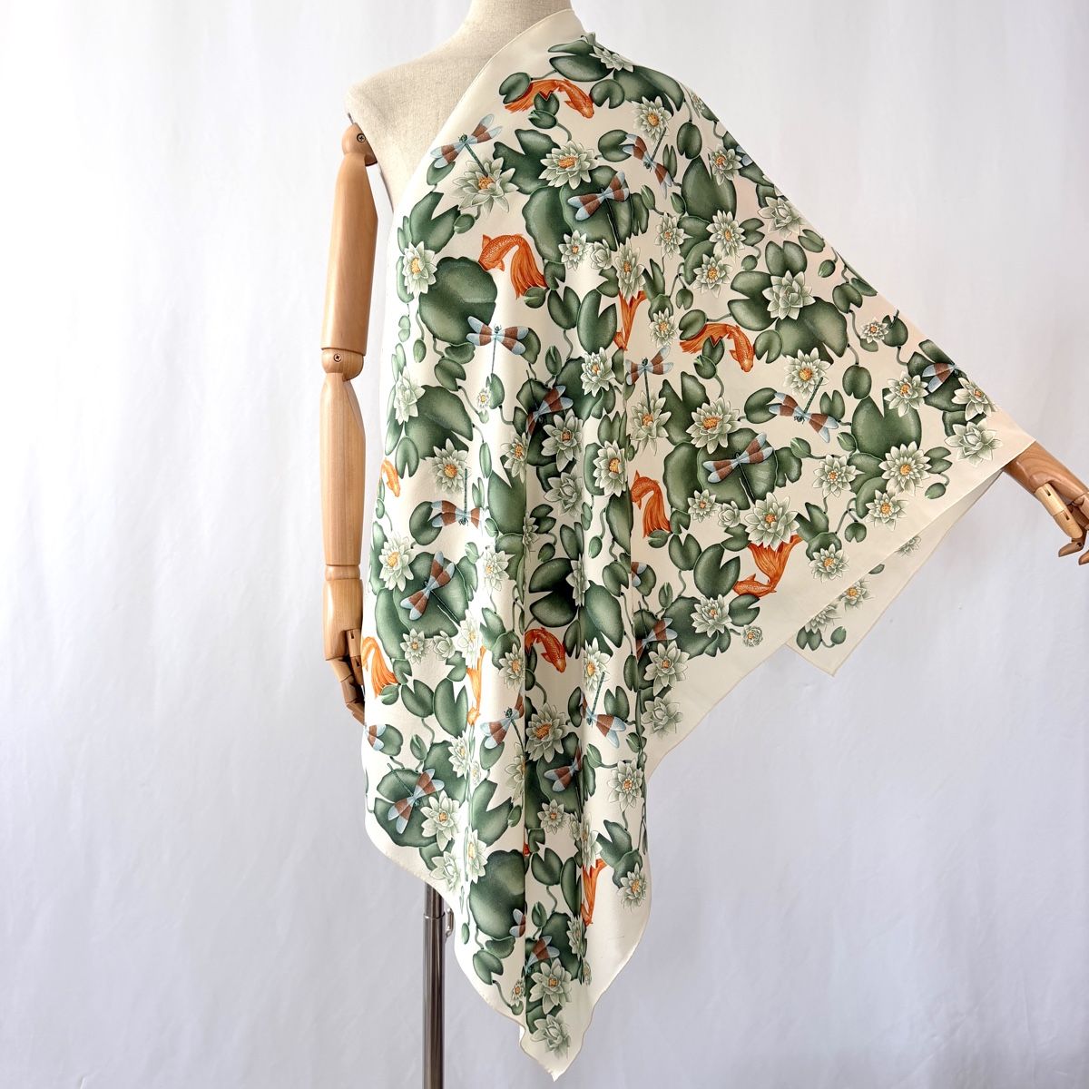 Fabric Frontline Foulards, Tücher & Schals: FABRIC FRONTLINE Silk Scarf – Gebraucht aus Emmen von Avviivva_Com2023