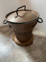 Grosser Kupferkessel mit Holzuntersatz. Vintage