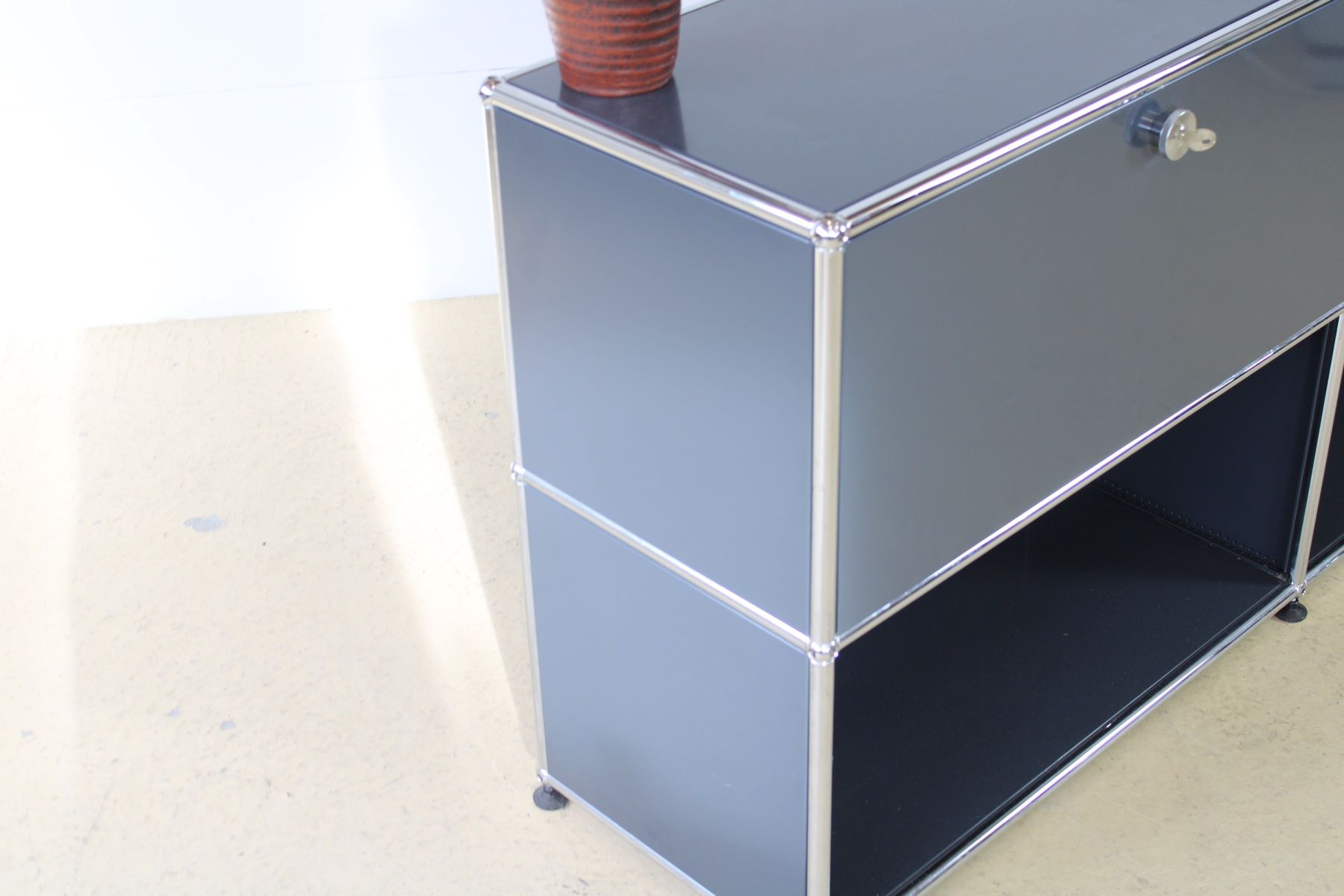 USM Cassettiere: USM Sideboard in Anthrazitgrau, individueller Umbau möglich – Usato da Meinisberg venduto da atelier_TILIJA 6