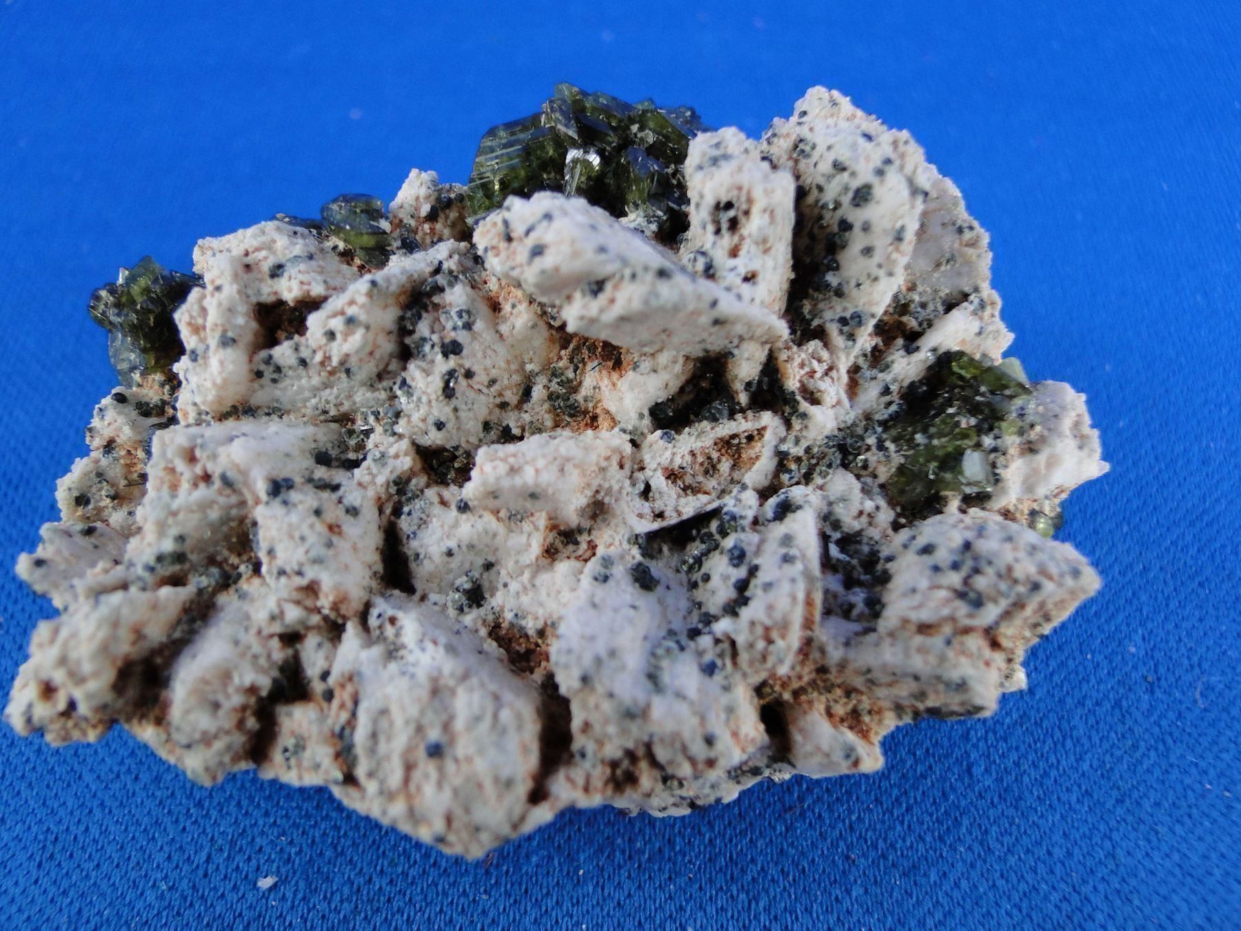 Minerali & Pietre curative: Epidot auf Feldspar – Usato da Schinznach Bad venduto da Demerald 6