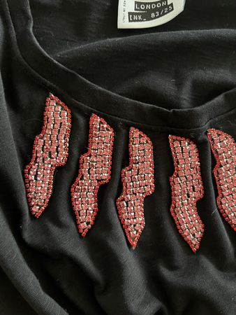 Schickes T-Shirt mit Strass-Details - neuwertig!