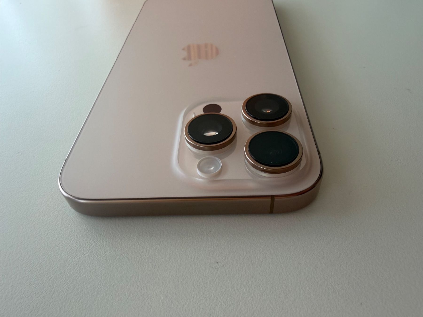 Apple Telefoni cellulari / Smartphones: iPhone 16 Pro Max, Desert Titanium, 256GB – Usato da St-Gingolph venduto da GoldenKeys 9