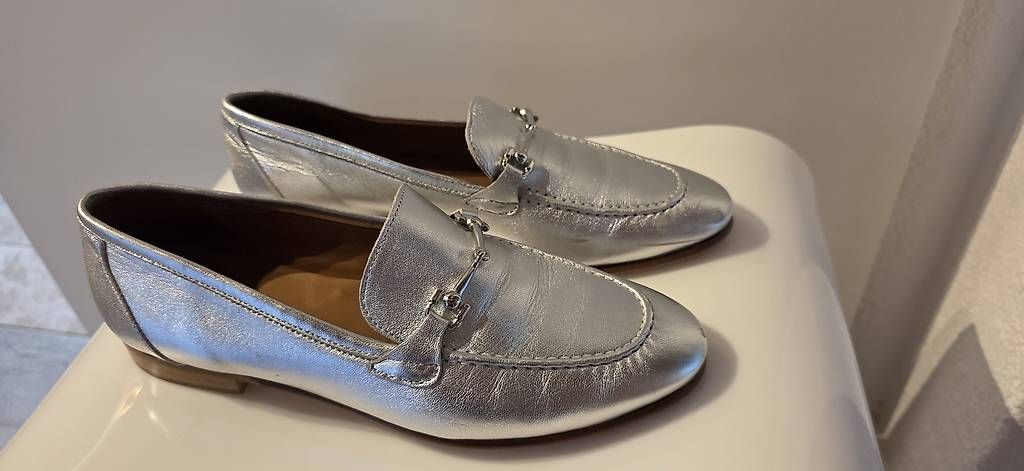 Damenschuhe: Loafer, silber – Gebraucht aus Wolfhausen von LoukAudio