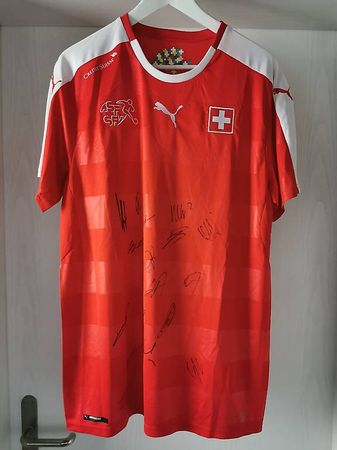 Schweizer Fussballtrikot Puma mit Unterschriften L Grösse