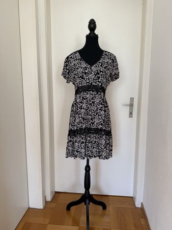 Schwarz-weisse Blümchenkleid von Le Temps des Cerises