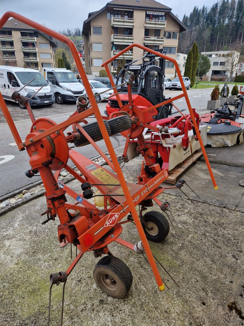 Kuhn Raccolta foraggio grezzo: Kreiselheuer Kuhn GF 3701 – Usato da Willisau venduto da Broesmu77 3