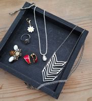Schmuck Konvolut Ringe Halsketten und Brosche guter Zustand