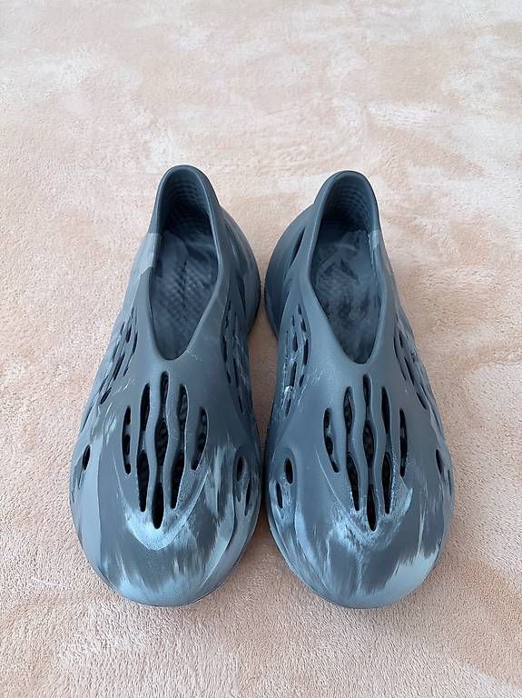 Scarpe da uomo: YZY Adidas Foam RNR Grey – Usato da Neuhausen Am Rheinfall venduto da N4vii91 1