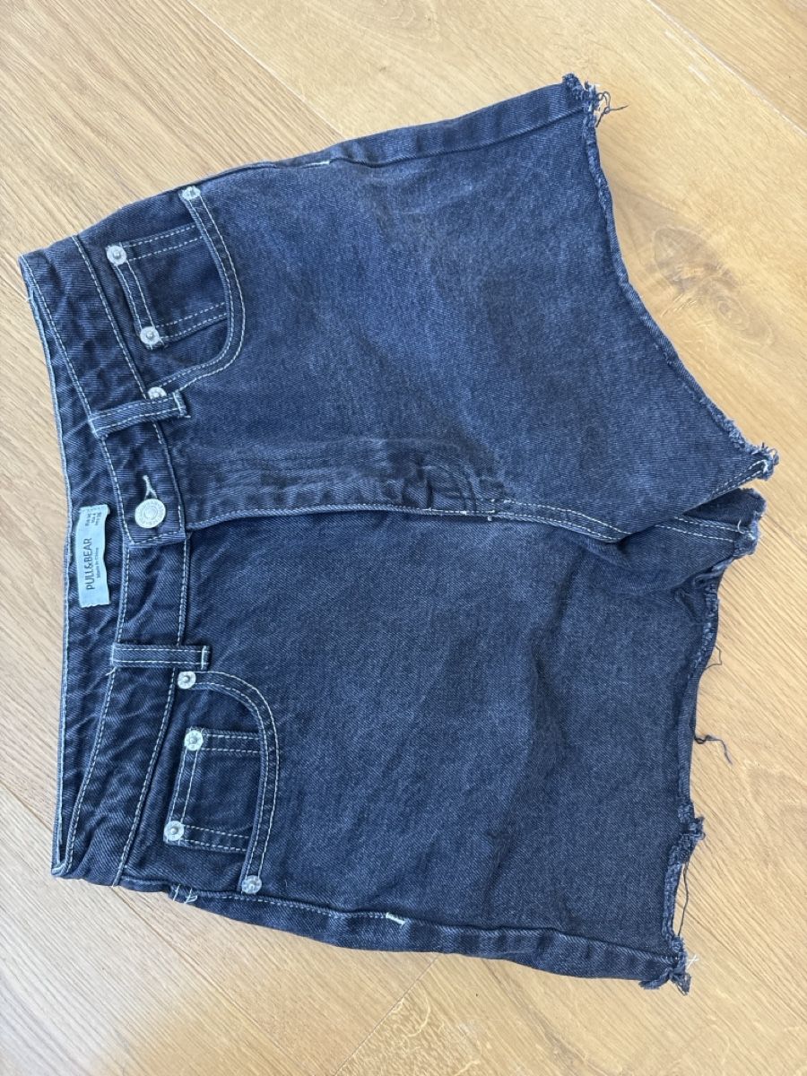 Pull&Bear Jeans: Pull&Bear Shorts, Gr. 36, Schwarz, Top Zustand! – Usato da Gelterkinden venduto da teddywidder