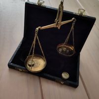 Antike Apotheker-/Taschenwaage aus Messing mit Etui