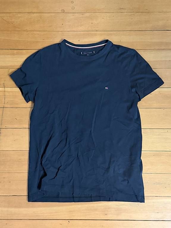 T-shirt: DUNKELBLAUES T-SHIRT – Usato da Luzern venduto da nit_z9dx