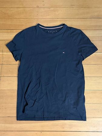 DUNKELBLAUES T-SHIRT