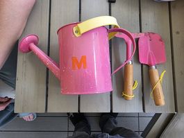 Kindergartenspielzeug Giesskanne Set mit Schaufel und Rechen