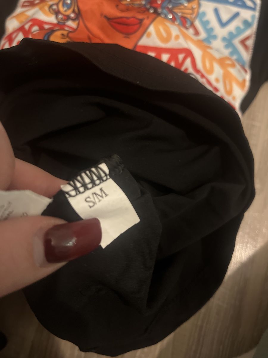T-Shirts: T-Shirt noir à motifs – Gebraucht aus Le Locle von Mayd_h 1