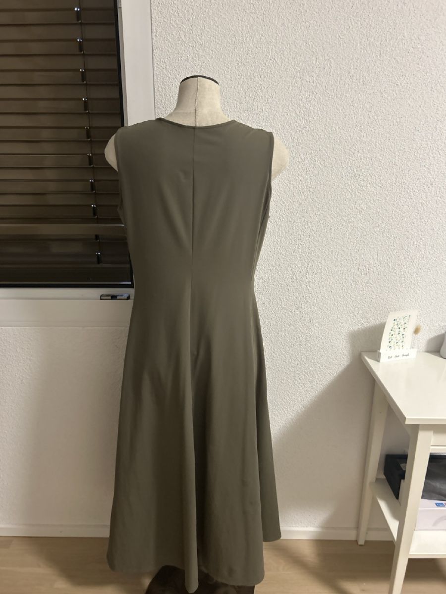 Uniqlo Kleider: Kleid ärmellos Olivengrün Grösse L  – Neu (gemäss Beschreibung) aus Schaffhausen von Casadenobile 2