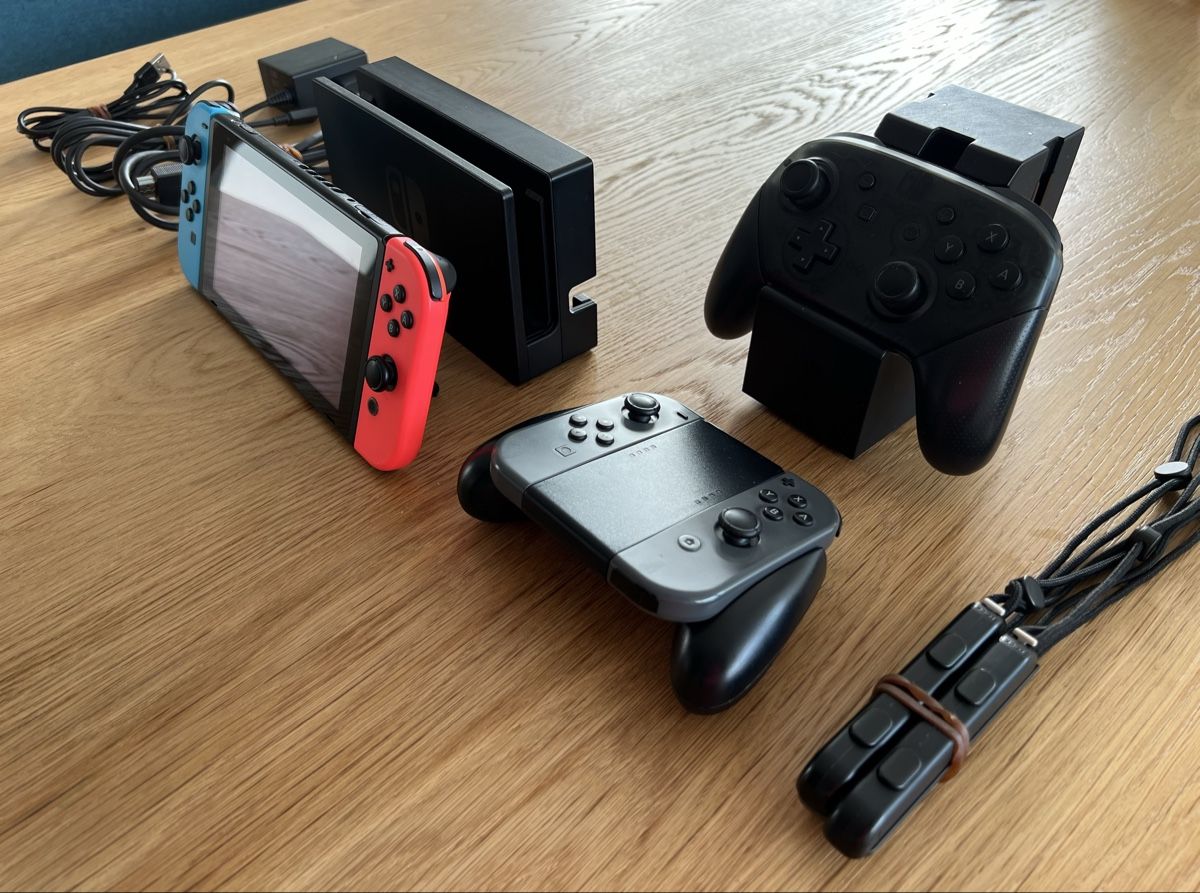 Nintendo Consoles: Nintendo Switch Set inkl. Pro Controller, 4 Joy-Con & 256 GB – D'occasion à Frenkendorf par astar09 1