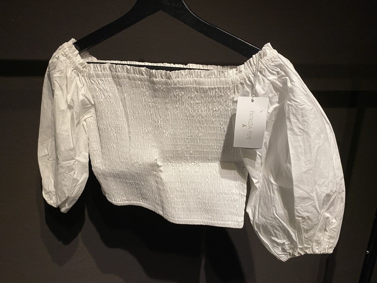 Patrizia Pepe Tops: Patrizia Pepe white off shoulder blouse size S/M – Gebraucht aus Bülach von mrt_m2tm 1