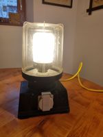 Lampe mit integrierter Steckdose