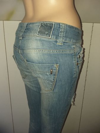 Jeans BERSHKA    taille/Grosse 34 CH (36 EUR)