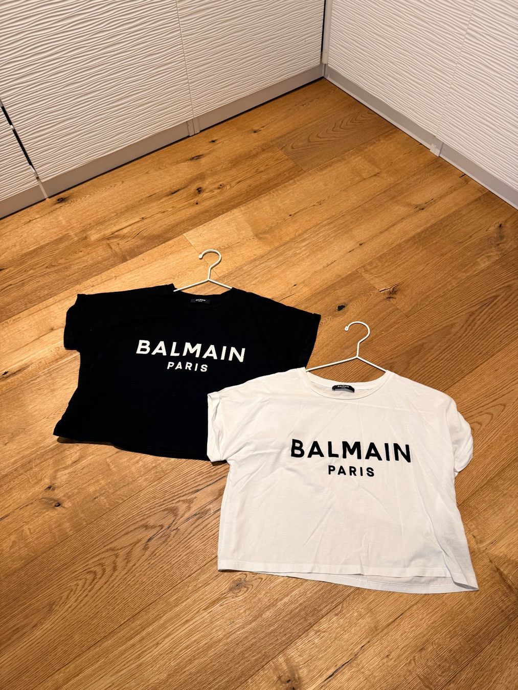 Balmain Vestiti: 100% ORIGINAL BALMAIN CROPPED T-SHIRTS x 2 – Usato da Küssnacht am Rigi venduto da Grittibaenz 1
