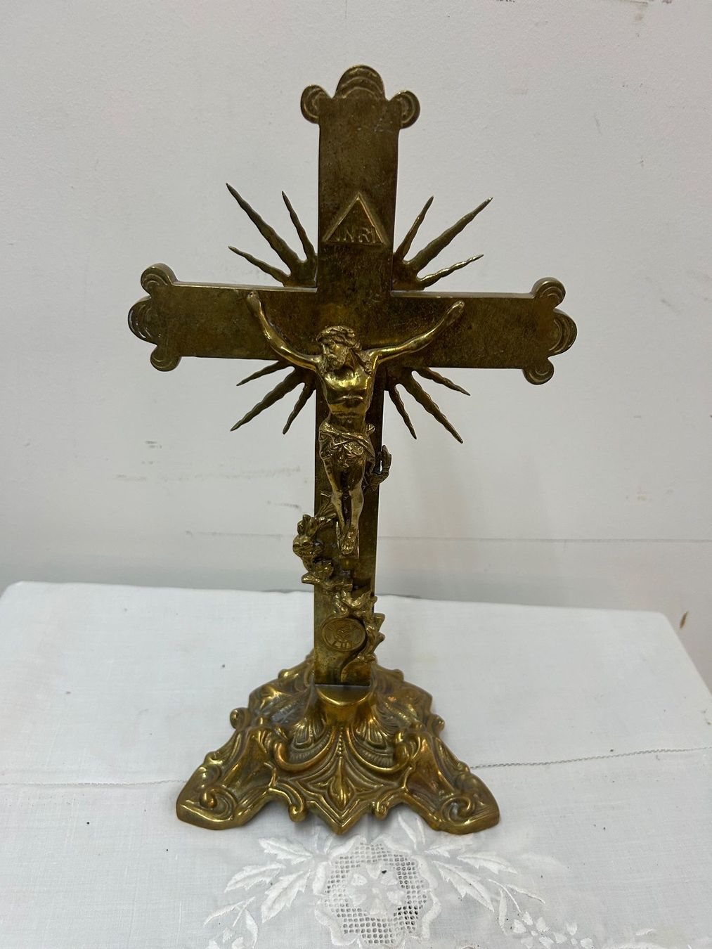 Skulpturen & Statuen: Bronze/Messing-Statue Standkruzifix ca. um 1890 – Gebraucht aus Zürich von Levelart