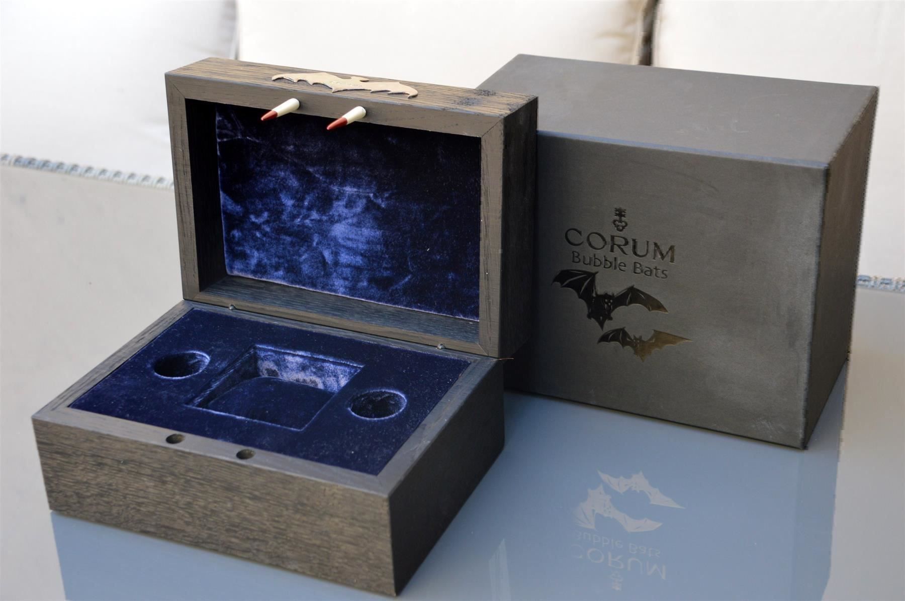 Corum Uhrenboxen: Uhrenbox / Boîte de montre Corum Bubble Bats Batman – Gebraucht aus Collonges von Auganien