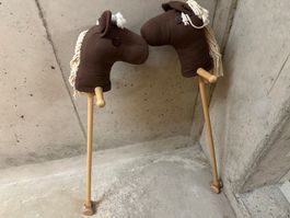 2 Steckenpferde aus Stoff mit Holzstiel – Hobby Horse Set