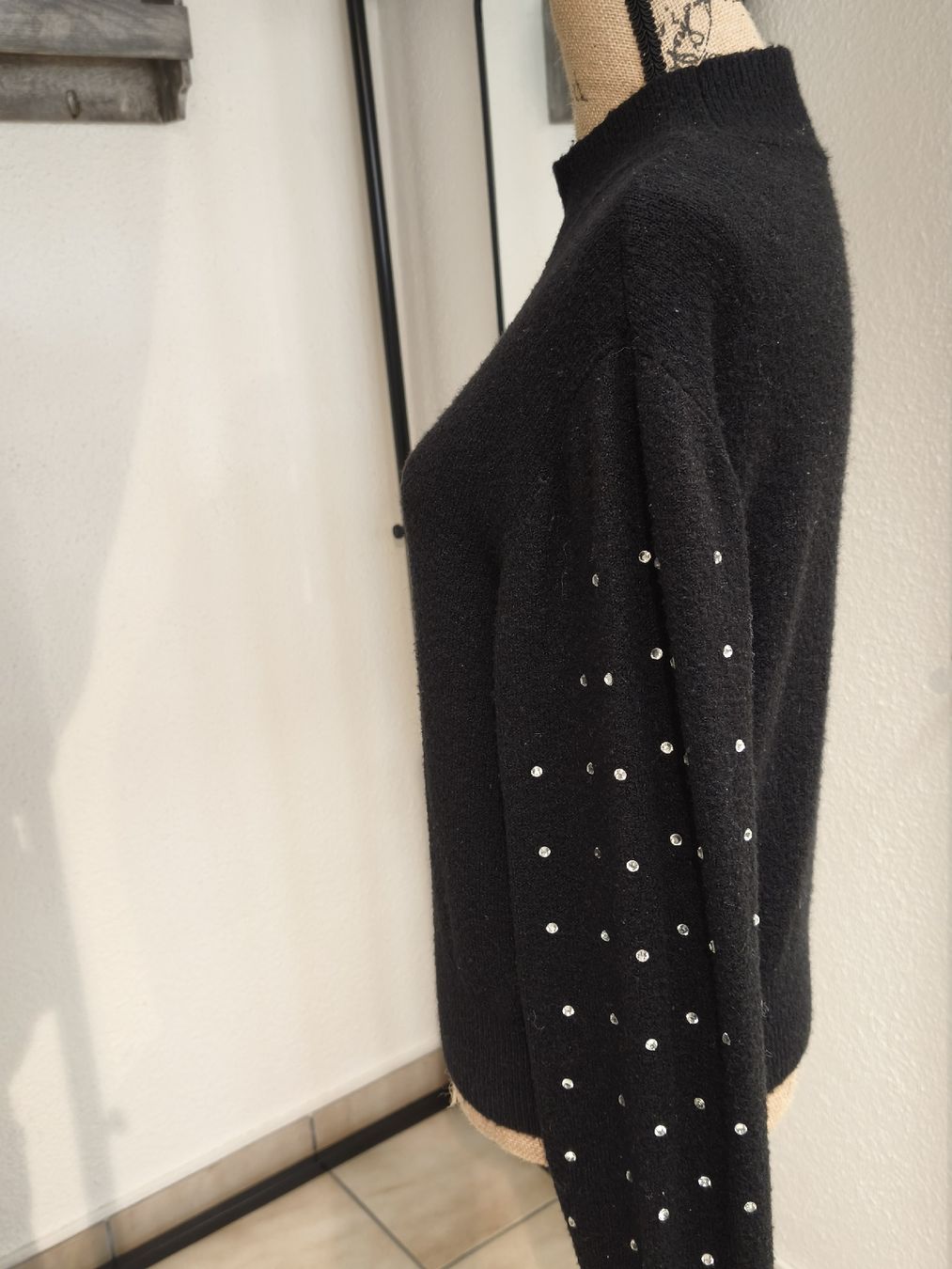 H&M Maglioni & Felpe: Pullover Divided H&M schwarz mit Strass Grösse M – Nuovo (secondo la descrizione) da Emmetten venduto da SecondhandSiska 1