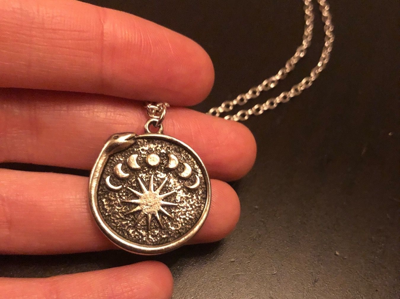 Ciondoli: Amulett/ Anhänger Uroboros mit Mondphasen – Nuovo (secondo la descrizione) da Gams venduto da Mariawicca