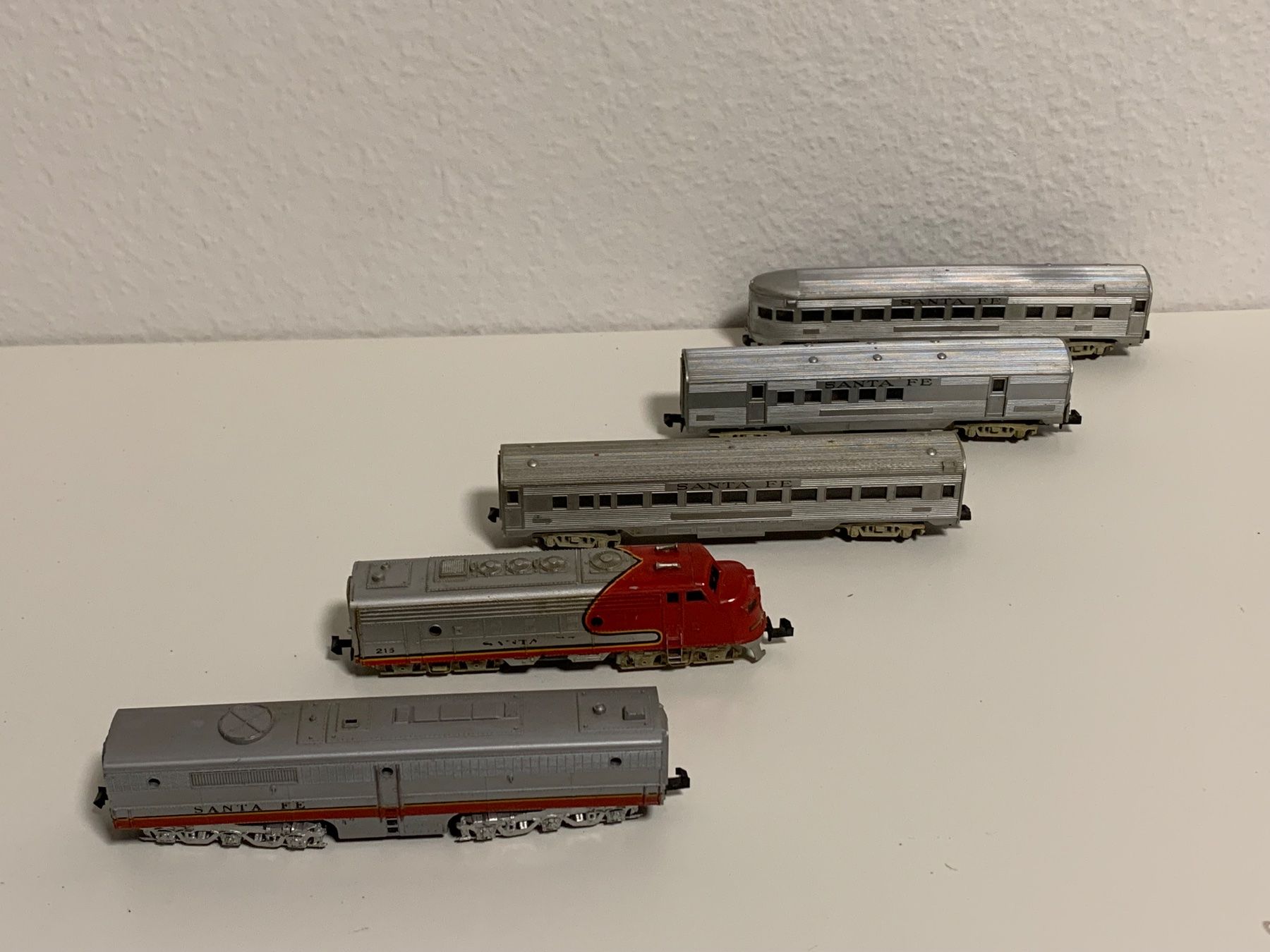 Modelleisenbahnen: Santa Fe Streamliner mit EMD E7 Diesellok 5-tlg – Defekt aus Neuenegg von Mazdanier 1