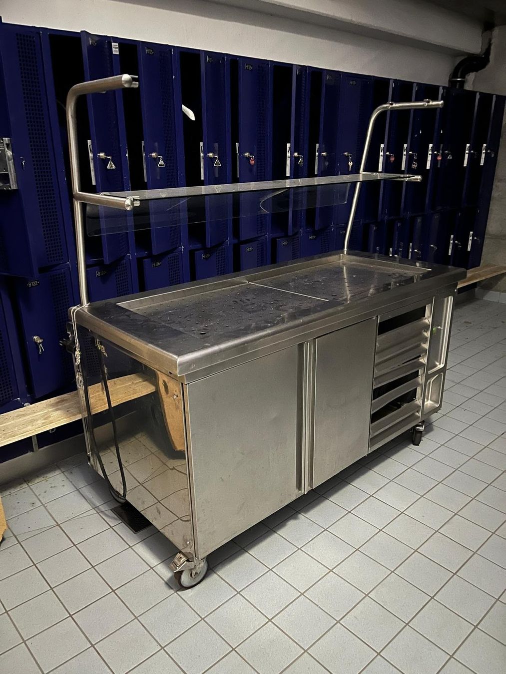 Ladenausstattungen & Messebau: Rolling-Kaltbuffet – Gebraucht aus Sumiswald von Forum3