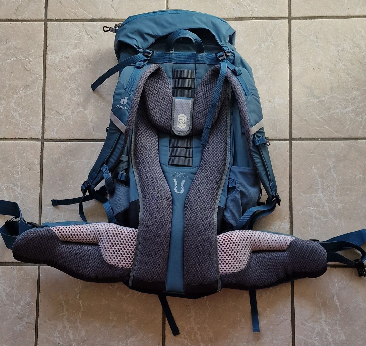 Deuter Zaini: Deuter Trekking Rucksack 40+10 mit Regenschutz – Nuovo (secondo la descrizione) da Therwil venduto da freiheit88 2