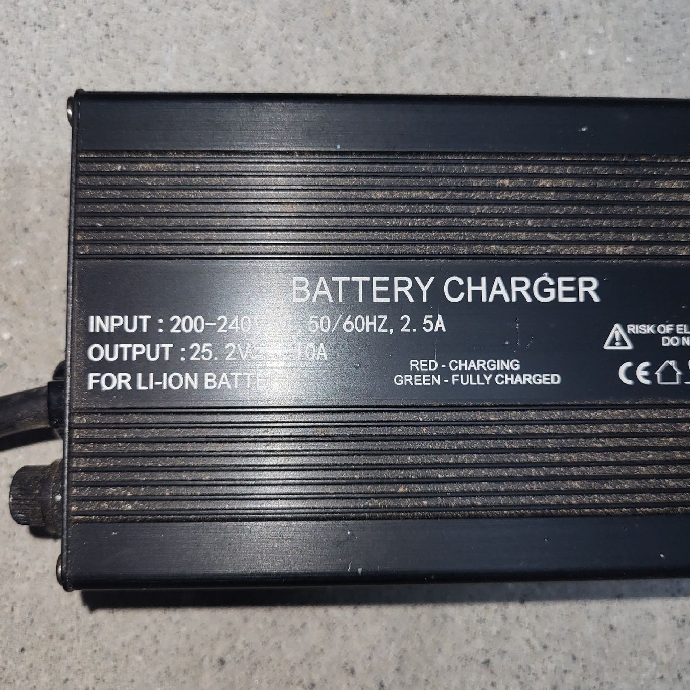 Caricabatterie: chargeur batterie lithium ion 25.2 volt 10 ah – Usato da Lentigny venduto da Davide599