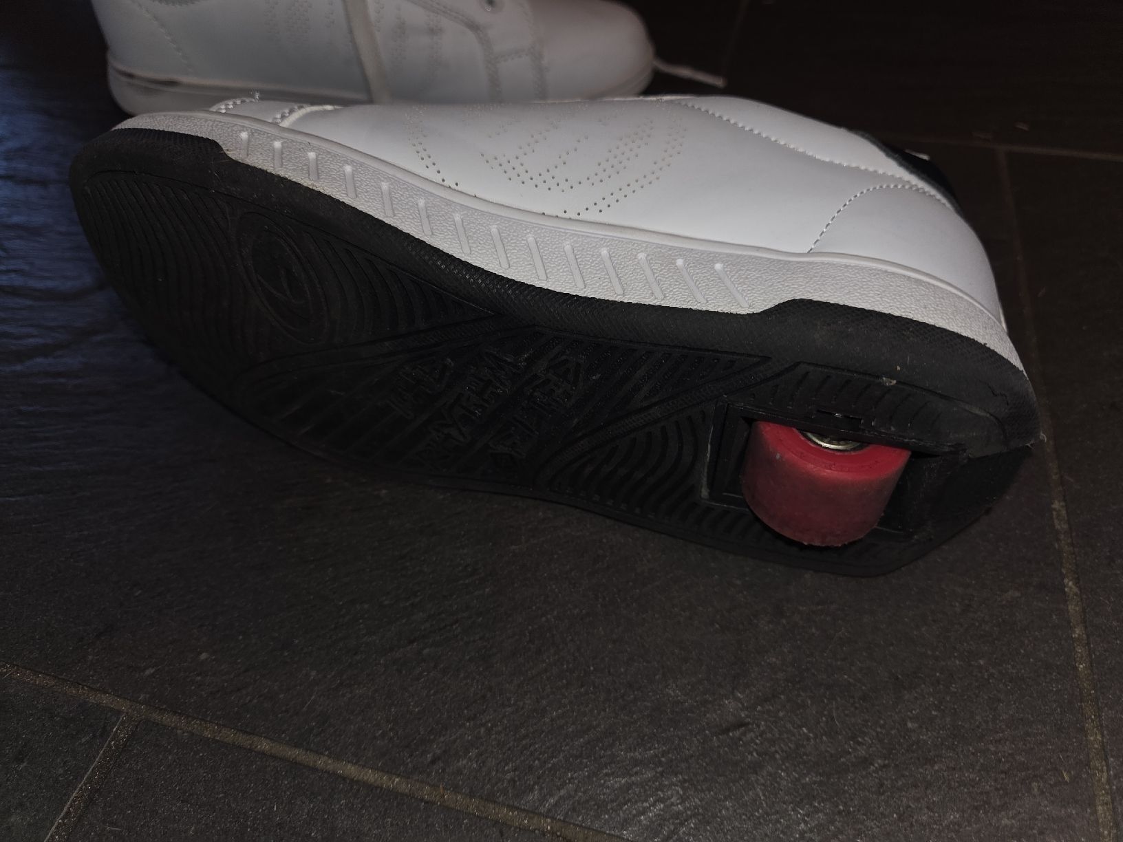 Chaussures garçon: Turnschuhe mit Rollen – D'occasion à Russikon par Blume0121 1