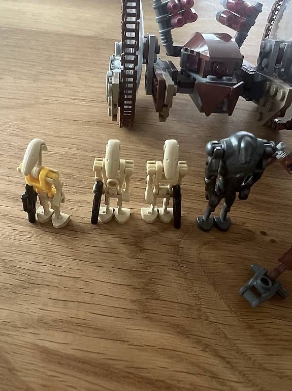 Lego Jouets: Hailfire Droid & Spider Droid 7670 – D'occasion à Uzwil par sab_nhc7 2