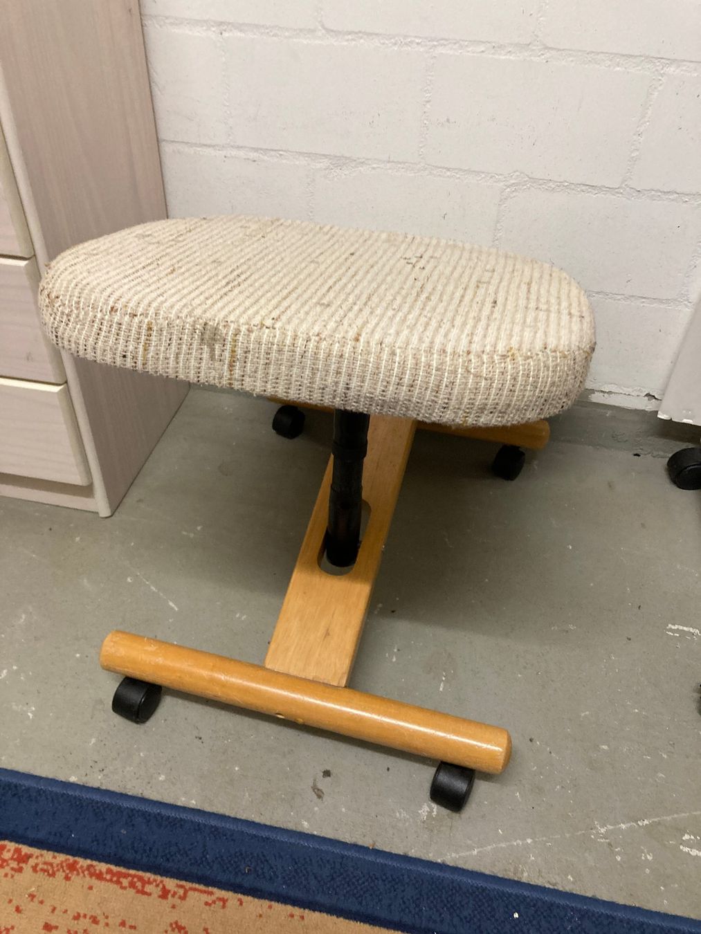 Stühle: Kniestuhl Holz mit Rollen gebraucht – Gebraucht aus Horgen von Goros 6