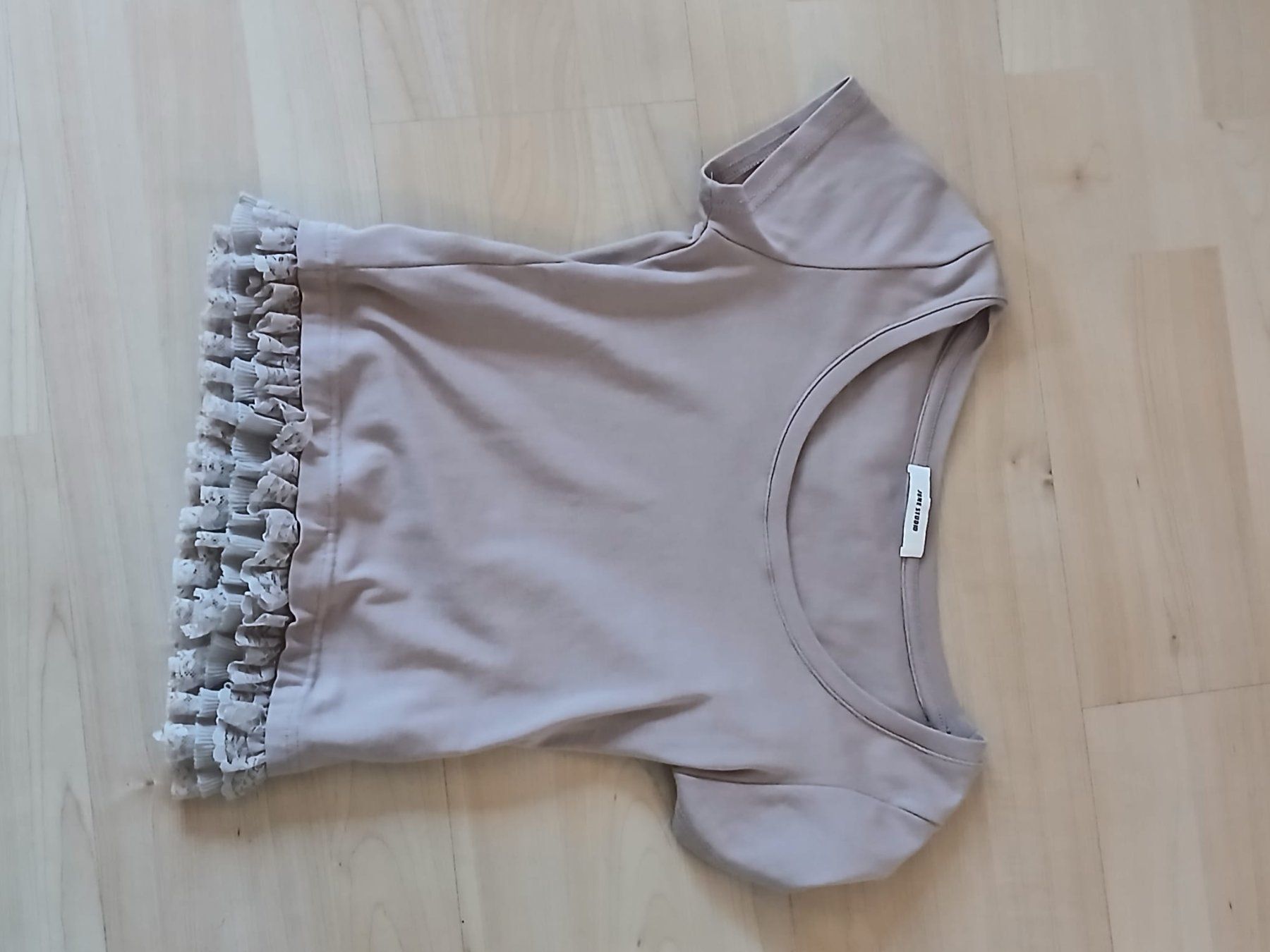 Tops: Sommerliches Top mit Rüschen, Beige, Gr. S – Gebraucht aus Zürich von best-in-town