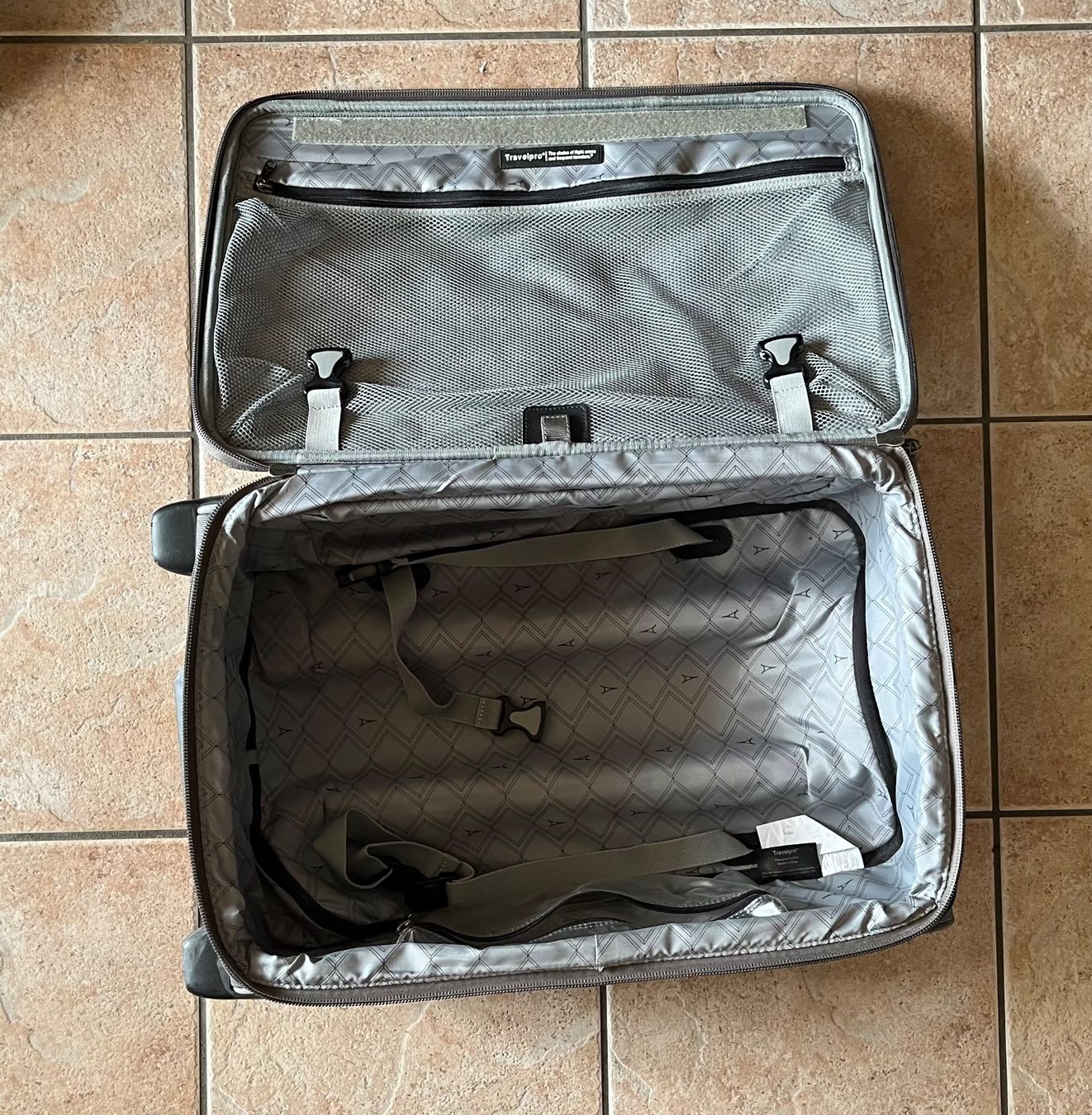 Valigie: Travelpro Rolling Suitcase – Usato da Leysin venduto da thedude3 4