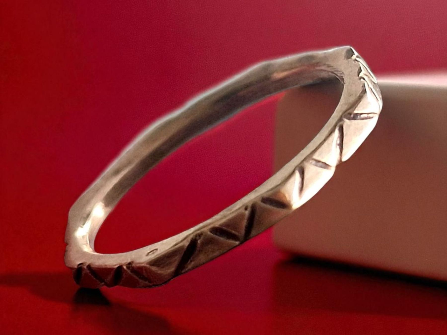Anelli: Schmaler Achteck-Ring, Bronze geschnitzt, Grösse 55 – Nuovo e nell'imballaggio originale da Aarau venduto da Schmuckhoehle_MD 2