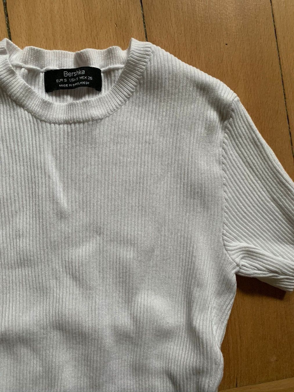 Bershka T-shirt: BERSHKA - Rippenshirt weiss XS – Usato da Zürich venduto da Diazaio 1