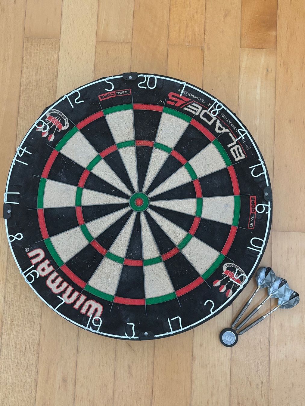 Freccette: WINMAU Blade 5 Darts Board mit 3 Darts – Usato da Düdingen venduto da NeymarJr3