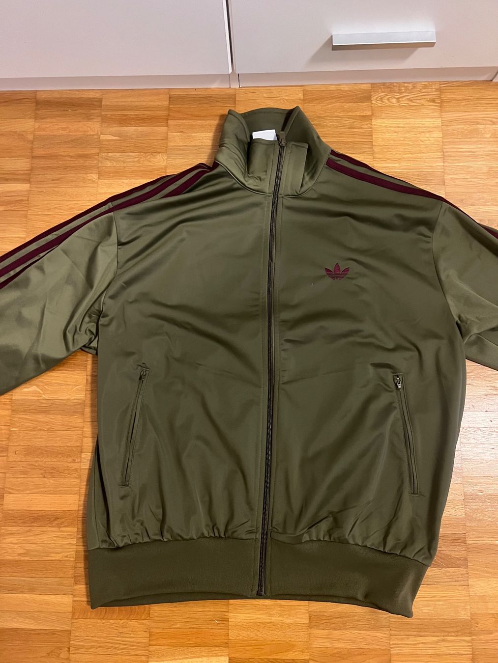 Adidas Giacche: Adidas Trainingsjacke Olive – Nuovo (secondo la descrizione) da Adligenswil venduto da laura.1901