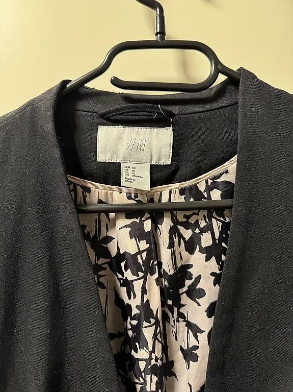 H&M Giacche: Schwarzer H&M Blazer Gr. 40 mit Blumenfutter, elegant – Usato da Zürich venduto da cha_7n8s 1