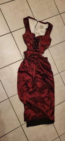 Rotes Stünle Dirndl mit Tuch