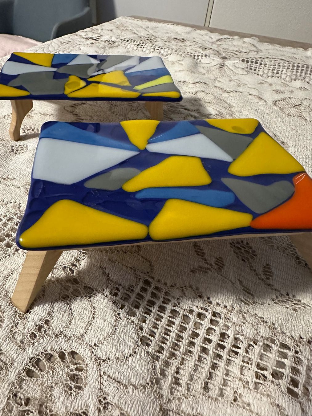Tutte le decorazioni: 2 Hand gemachte Glasfusiontischchen – Nuovo (secondo la descrizione) da Kriens venduto da Adewal