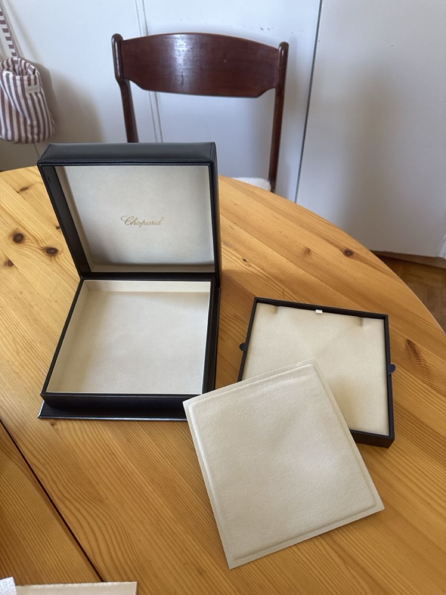 Schmuckkästen: Boîte de Chopard en cuir noir, bijouterie – Gebraucht aus Vesenaz von miguelfdfrade 5