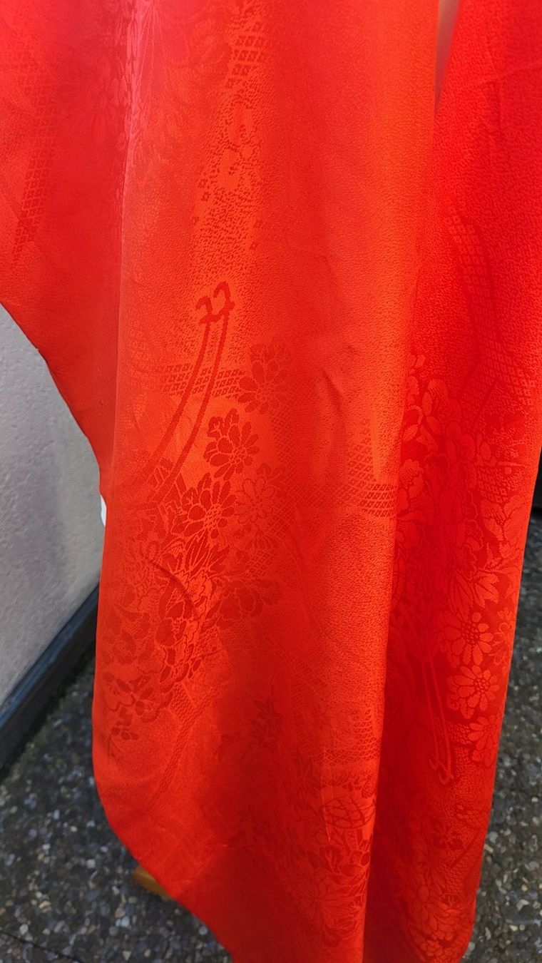 Tessuti: Soie rouge morceaux – Usato da Fribourg venduto da VictoriaShop7 3