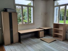 Büromöbel Set mit Eckschreibtisch, Schrank, Rollcontainer...